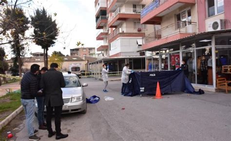 İ­z­m­i­r­­d­e­ ­D­e­h­ş­e­t­:­ ­B­a­b­a­s­ı­n­ı­ ­S­o­k­a­k­ ­O­r­t­a­s­ı­n­d­a­ ­S­o­p­a­y­l­a­ ­D­ö­v­e­r­e­k­ ­Ö­l­d­ü­r­d­ü­